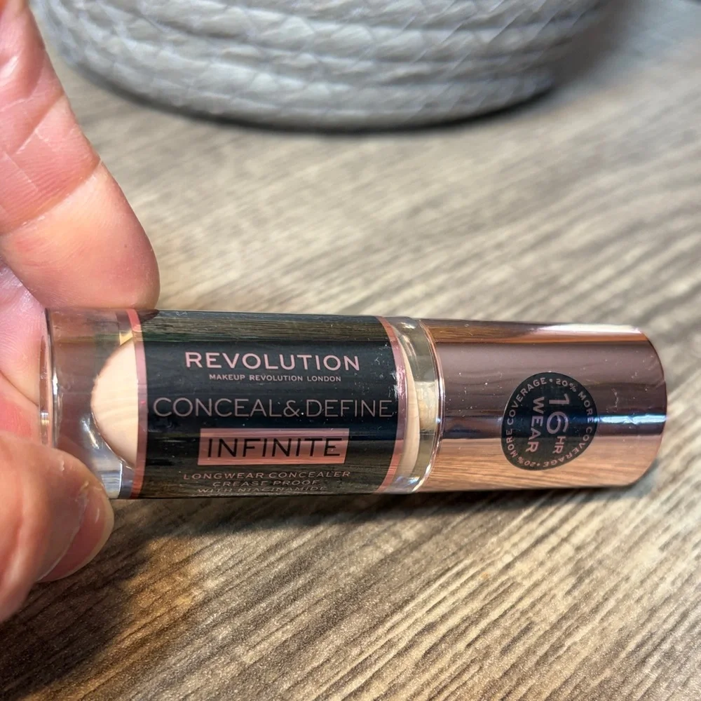 🌹5 for $25🌹 Revolution Infinite Conceal & Define C3.5 Concealer